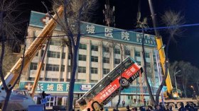 Автобус провалился под землю в Китае, 10 человек пропали без вести