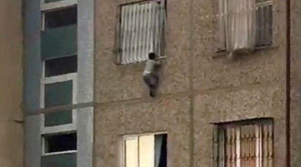 В Самарканде сотрудники ППС спасли   7-летнего мальчика, висевшего за балконом на третьем этаже