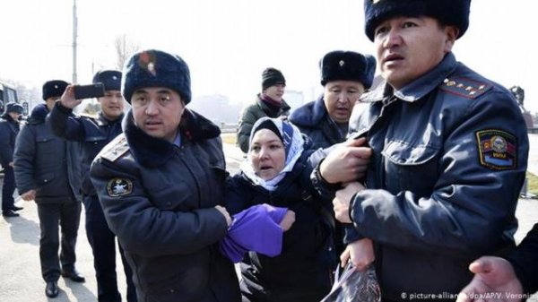 В Бишкеке феминистки 8 марта вышли на акцию против насилия над женщинами