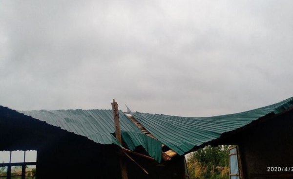 Сильный ветер минувшей ночью сорвал кровлю с  двухэтажного дома в Пахтачийском районе
