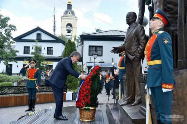 Президент Узбекистана посетил сквер Ислама Каримова в Москве