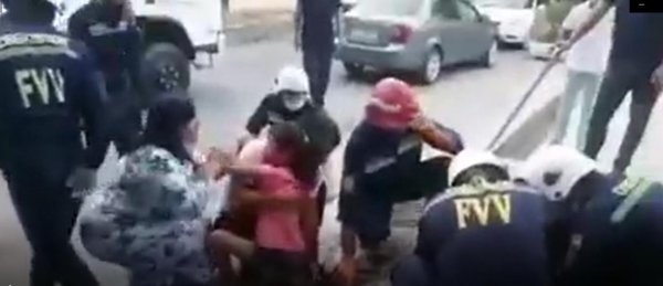 В Самарканде спасли 9-летнюю девочку, нога которой по колено застряла  в железной решетке (Видео)