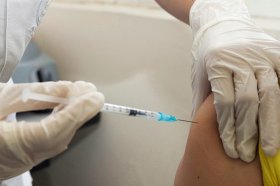 В Узбекистане частным клиникам разрешат платно вакцинировать от коронавируса