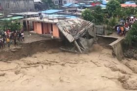 Оползни и наводнения унесли жизни около 70 человек в Индонезии