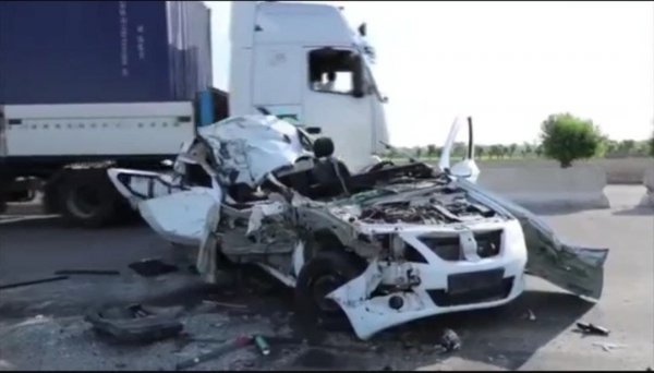 В Самарканде Lada Largus столкнулась с грузовиком Mercedes. Два человека погибли, двое-госпитализированы