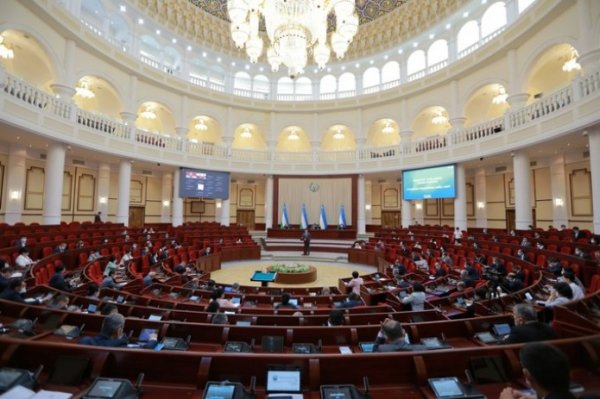 В Узбекистане учреждаются символы президента — знак и штандарт