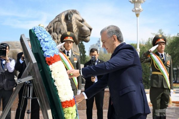 Президент Узбекистана возложил венок к памятнику Исмоилу Сомони в Душанбе